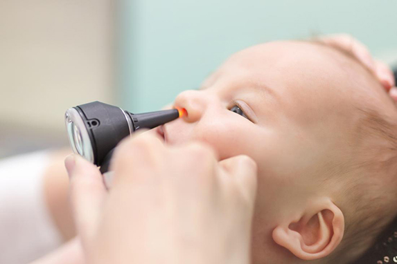 آیا آبریزش بینی هنگام دندان در آوردن در کودکان نرمال است ؟ 