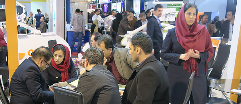 حضور کارشناسان فروش و دندانپزشکان در غرفه آزاد تجارت پارس