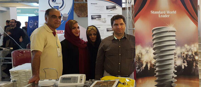 کنگره پریو دنتولوژی حضور کارشناسان فروش، نماینده ی مشهد آقای کار بزرگ و دکتر شیرازی در غرفه ی آزاد تجارت پارس